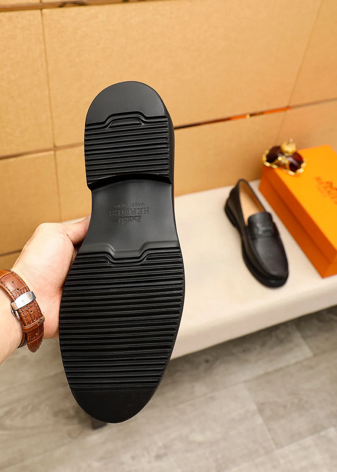 Men's shoes 💰460 💐 Product trademark: HERMES "Hermès" casual leather shoes Regular size: 39-44 (38.45🉑️customized) Product materials: Selected imported first-layer cross-grain cowhide upper + luxury hardware buckle, imported water-dyed cowhide lining. Strong three-dimensional visual effect, non-slip and wear-resistant rubber outsole Color: 4⃣️colors available